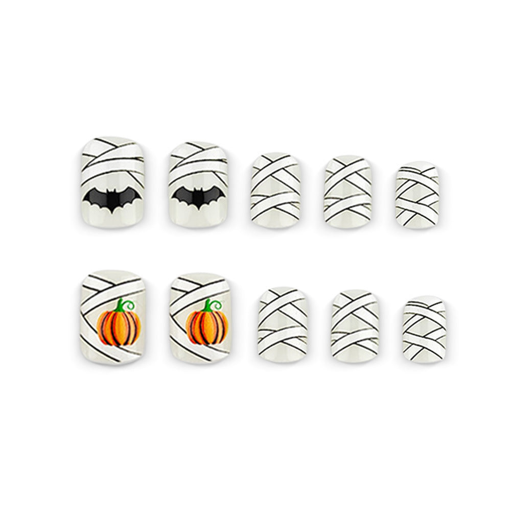 Kreative Halloween Nagelkunst mit Kürbis- und Fledermausdesign Karnz