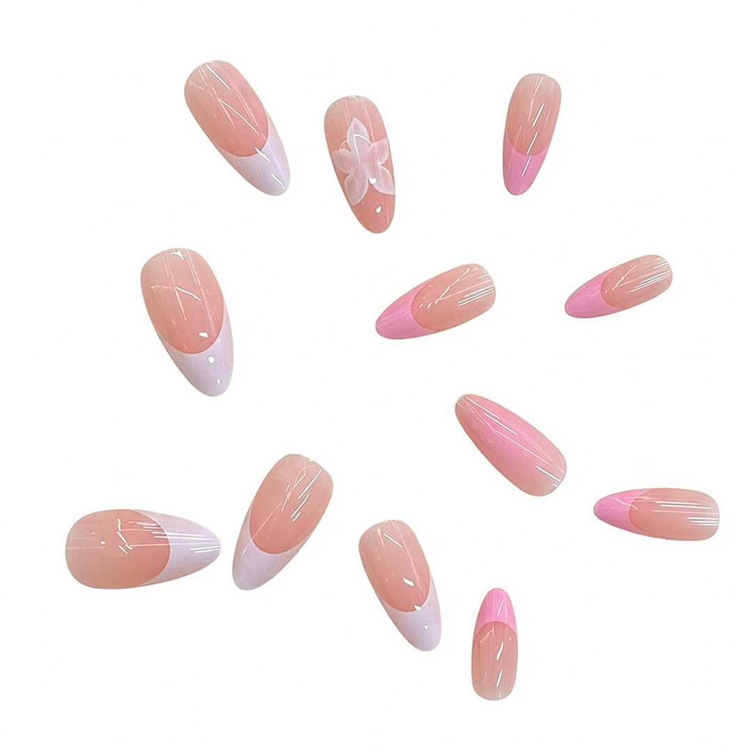 Künstlerisches floral Press-on Nageldesign Karnz