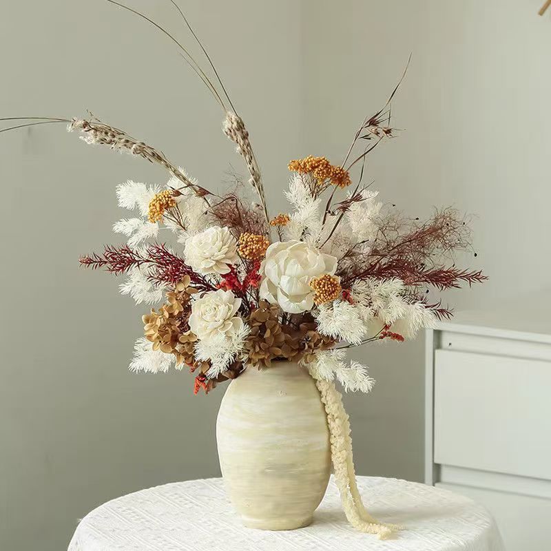 Elegante getrocknete Blumenanordnung