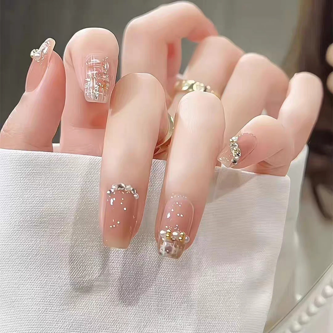 Kunstnägel mit Eleganten Perlen- und Glitzerverzierungen Karnz