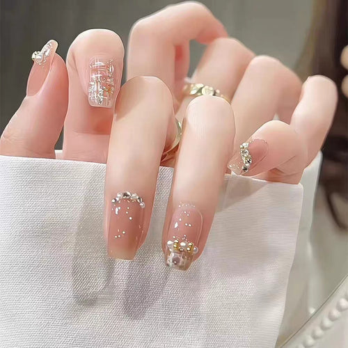 Elegantes Press-On-Nageldesign mit dekorativen Akzenten Karnz
