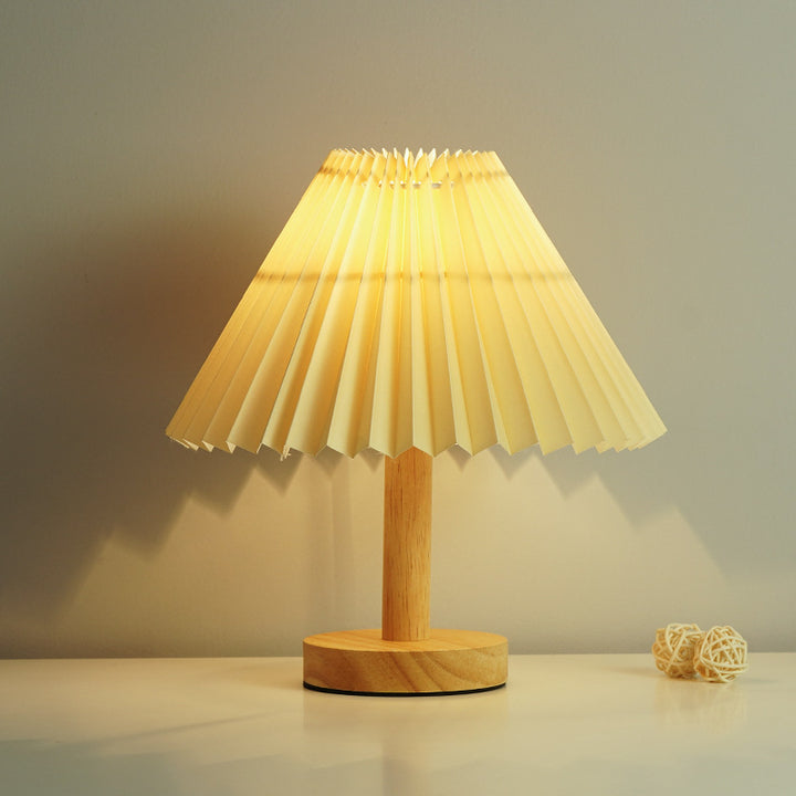 Moderne Tischlampe mit plissiertem Schirm
