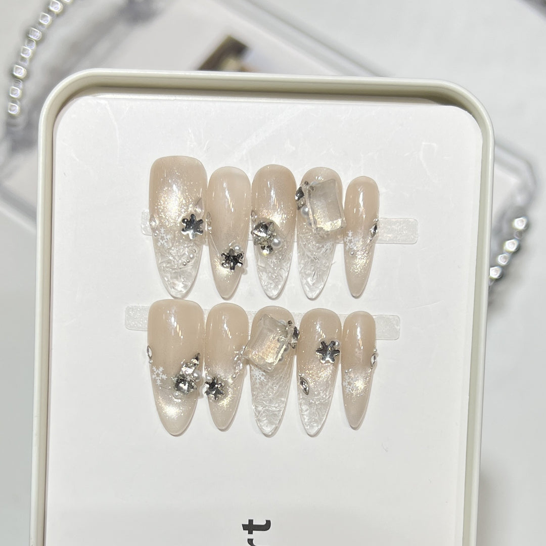 Künstlerisches Press-On-Nageldesign