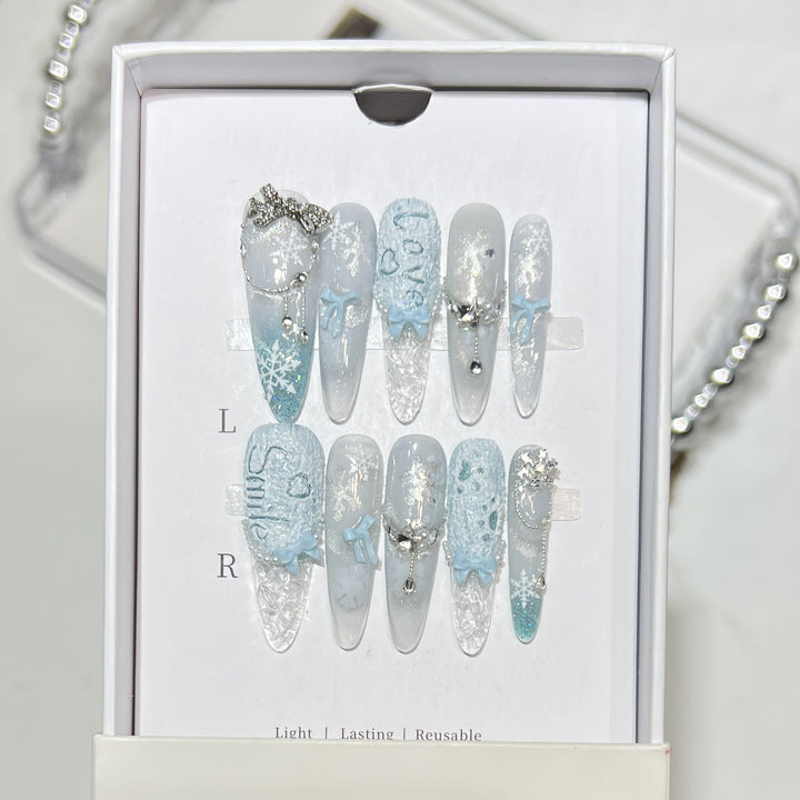 Dekorative mit Strass verzierten Stiletto-Nägel Karnz
