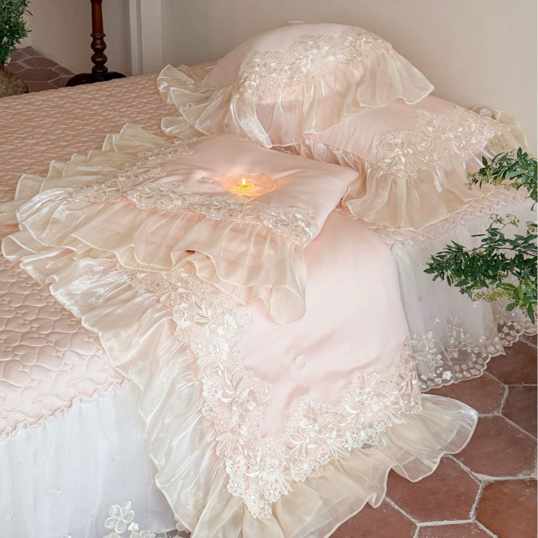 Elegante Bettwäsche-Garnitur aus Satin mit mehrlagigem Organza-Volant und feiner Blumen-Spitzenborte