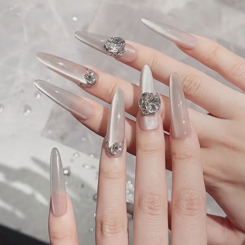 Glamouröse Kunstnagelspitzen mit eleganten Verzierungen Karnz