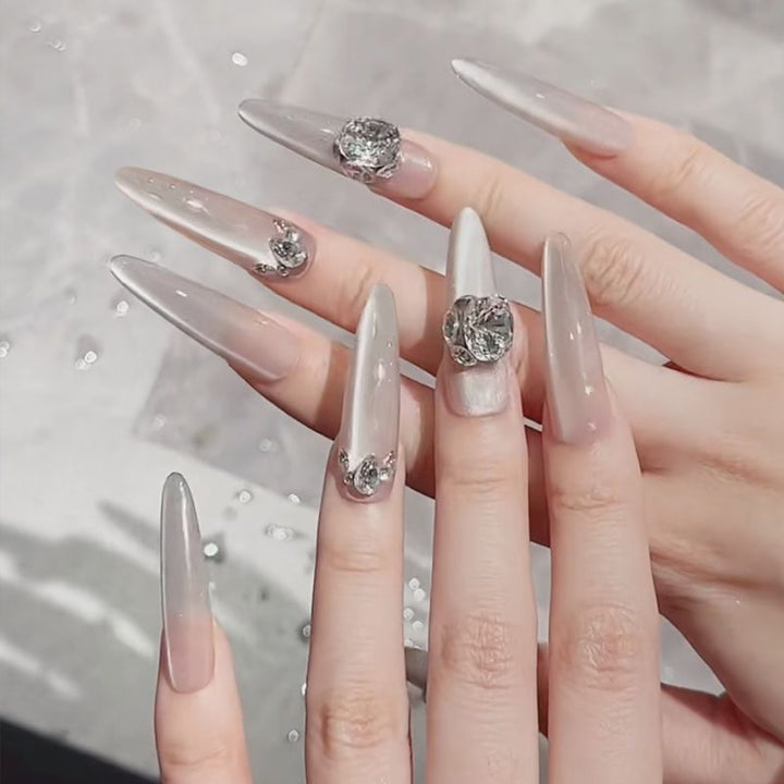 Glamouröse Kunstnagelspitzen mit eleganten Verzierungen Karnz