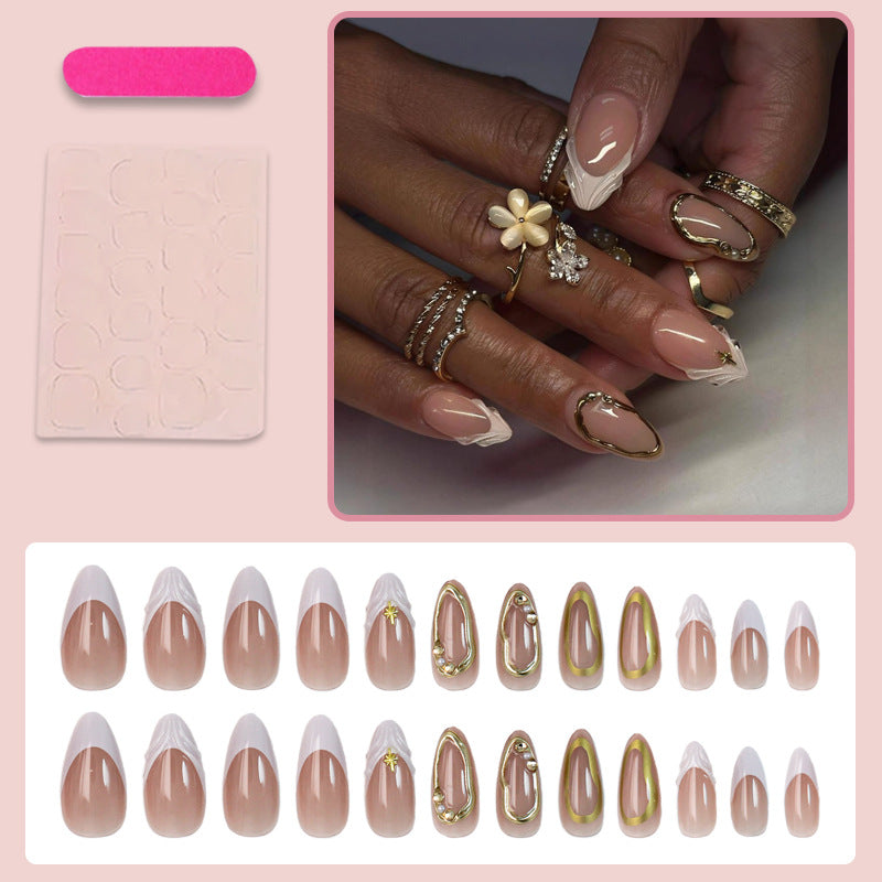 Kunstnagelset mit eleganten Blumendesigns und glamourösen Akzenten Karnz