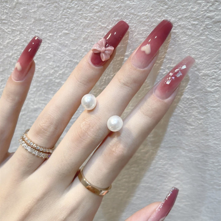 Künstlerisches Press-On-Nagelset mit blumigen Akzenten