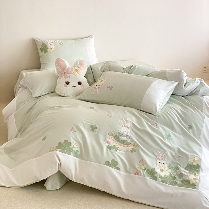 Besticktes Bunny Baumwollsatin Bettbezugset mit Kissenbezügen und plüschigen Akzentkissen