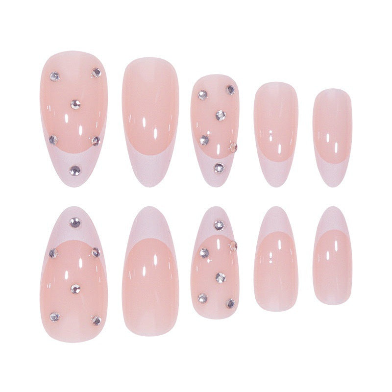 Elegante Kunstnagelspitzen im glamourösen French Design Karnz