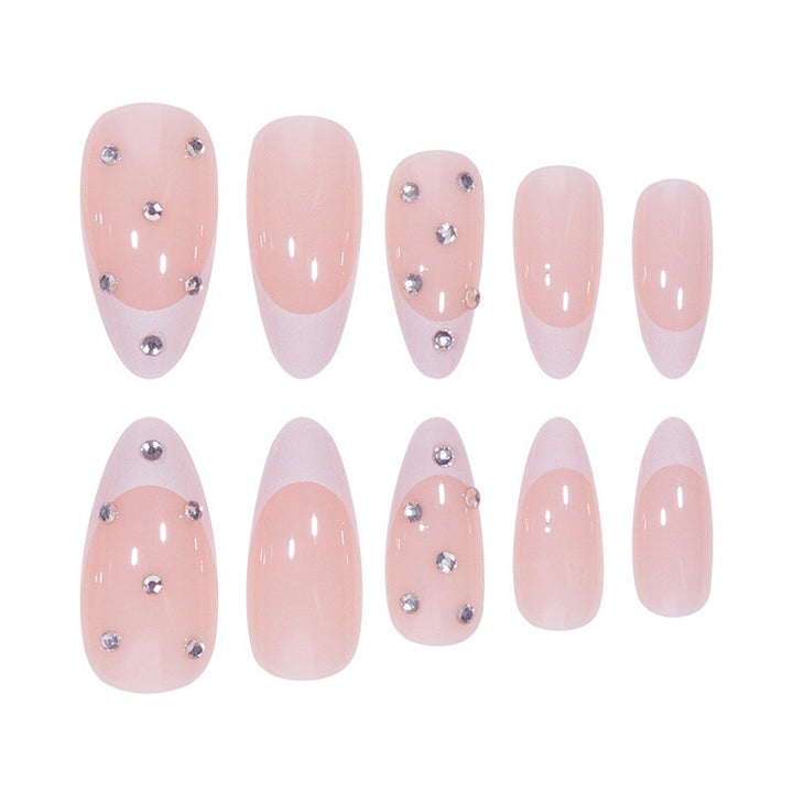 Elegante Kunstnagelspitzen im glamourösen French Design Karnz