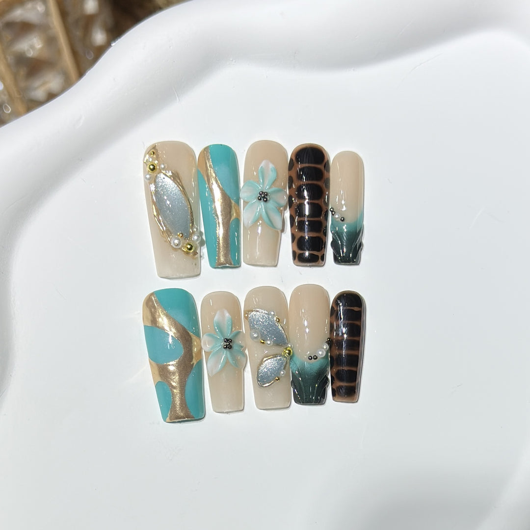 Künstlerisches Press-On Nagelkunstset mit floralen und geometrischen Designs Karnz