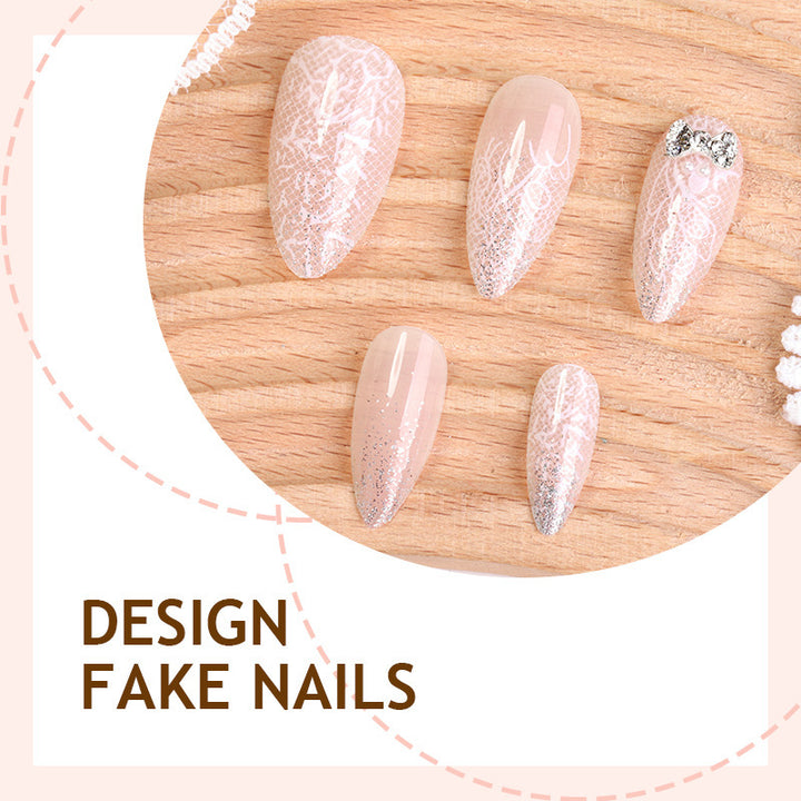 Elegantes Kunstnagelset mit Glitzerakzenten Karnz