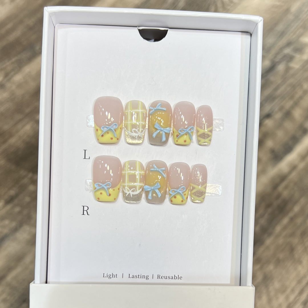 Dekorative Press-On Nagelkunst-Set mit charmantem Schleifen- und Musterdesigns Karnz