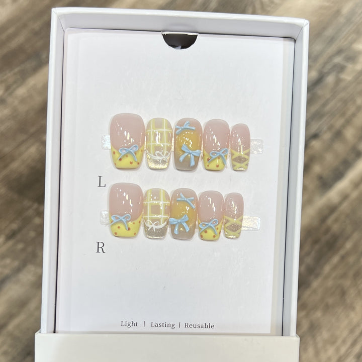 Dekorative Press-On Nagelkunst-Set mit charmantem Schleifen- und Musterdesigns Karnz