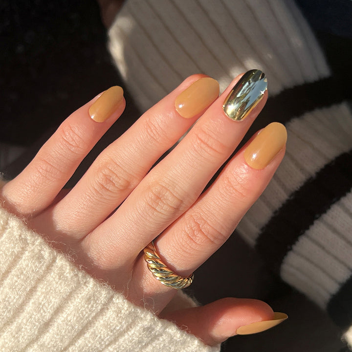 Luxuriöse Kunstnägel mit metallisch glänzendem Akzent Karnz