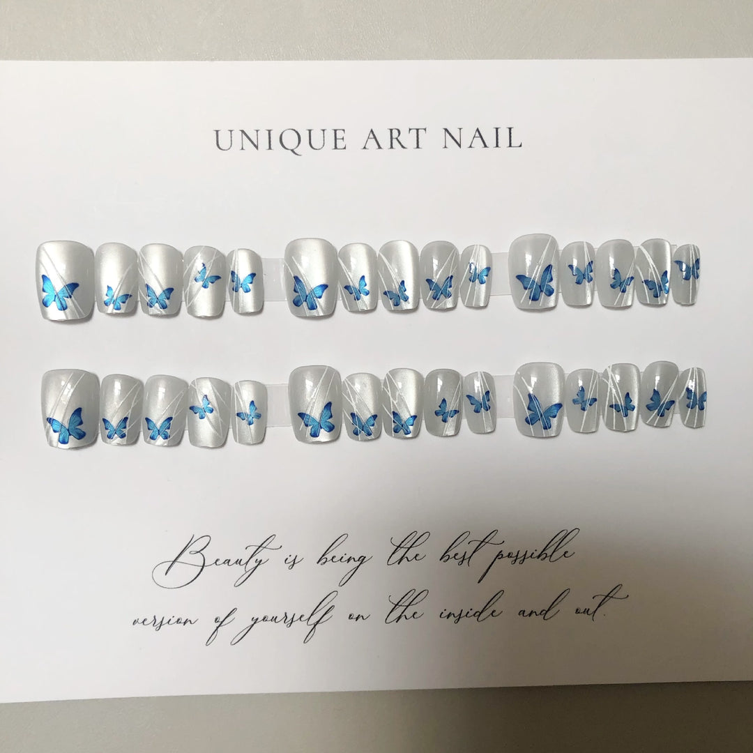Elegantes Press-On-Nagelkunst-Set mit Blumendesign
