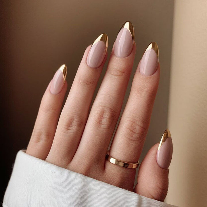 Kunstnägel Im Eleganten Stiletto-Design mit Goldenen Akzenten Karnz