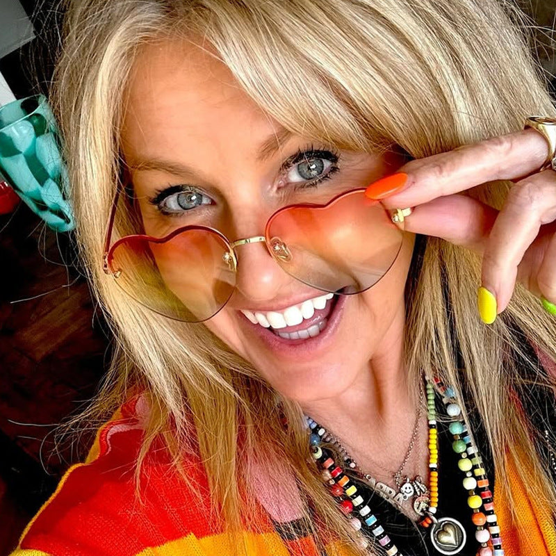 Damen Herzförmige Sonnenbrille mit verspiegelten Gläsern und modischem Metallrahmen Karnz