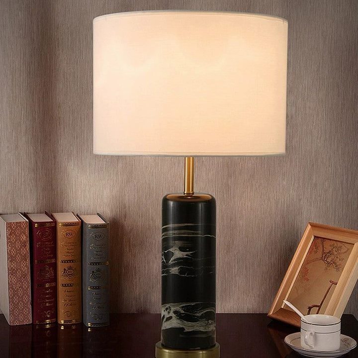 Marmor-Basen-Tischlampe mit elegantem Stoffschirm