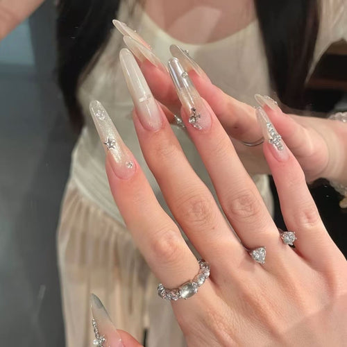 Glamouröse, kristallbesetzte Stiletto-Nagelerweiterungen