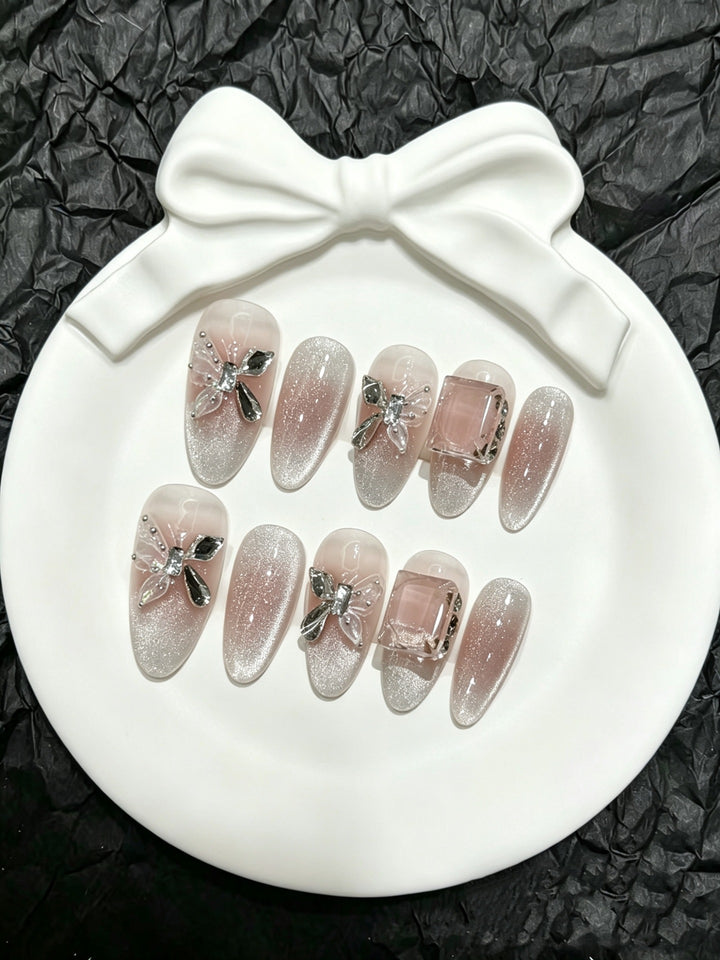 Dekoratives Press-On Nail Art Set mit eleganten Juwelenakzenten