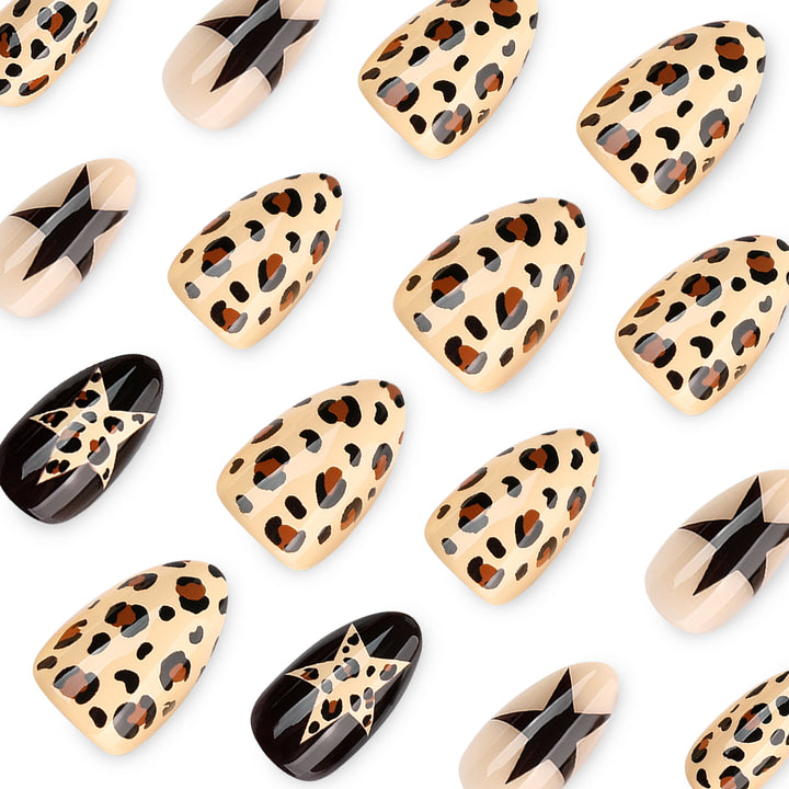 Kunstvolle Nagelverlängerungen mit Leoparden- und Sternen-Design Karnz