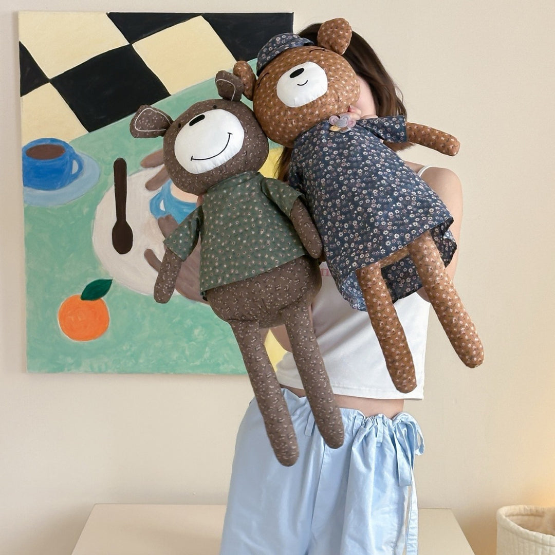 Großer Kuschel-Teddybär aus Baumwollstoff mit floralem Hemd handgenäht
