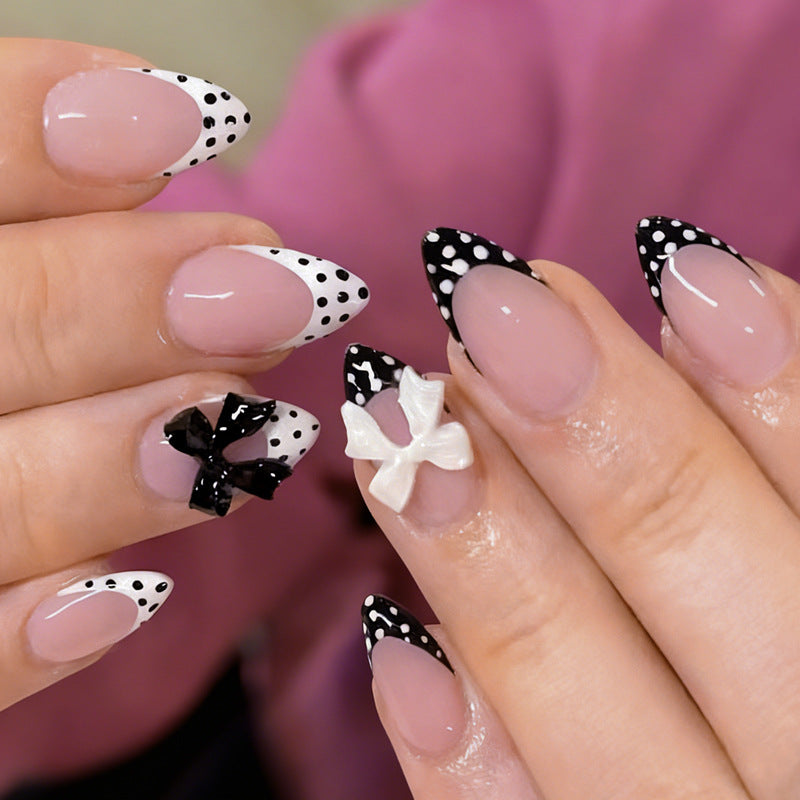 Kunstnagelset mit verspieltem Schleifendesign Karnz