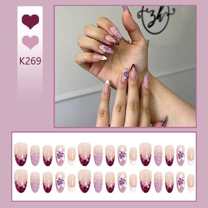 Kunstnägel mit eleganten Ombre-Effekten und floralen Akzenten Karnz