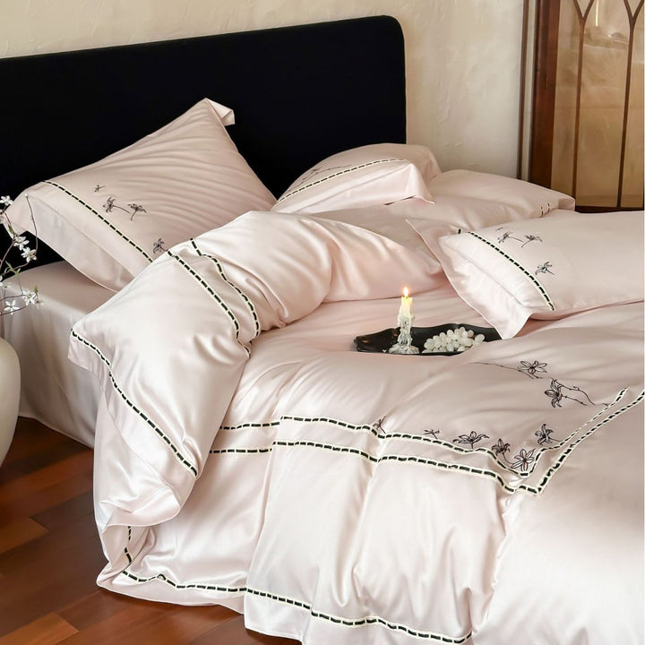 Seidenglänzende Bettgarnitur mit floraler Stickerei und Cutwork-Borte