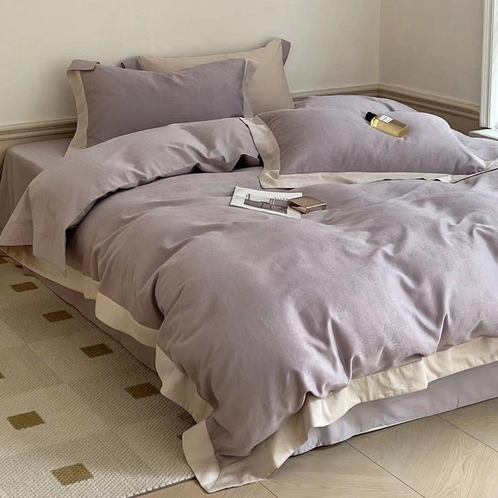 Hochwertiges Bettwäsche-Set aus Baumwollsatin mit Jacquard-Blütenrelief und kontrastierter Saumverarbeitung