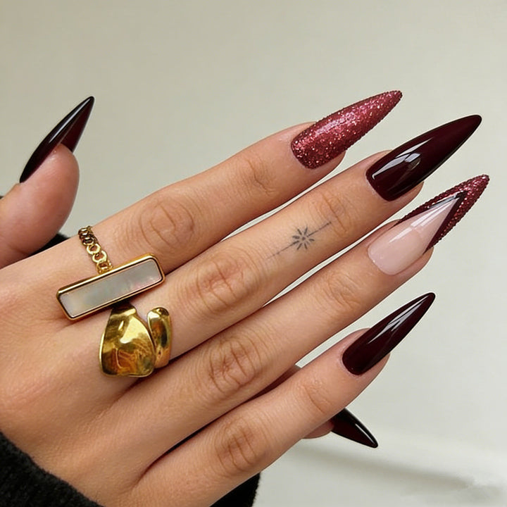 Elegantes Stiletto Press-On-Nagelset mit Glitzerakzenten