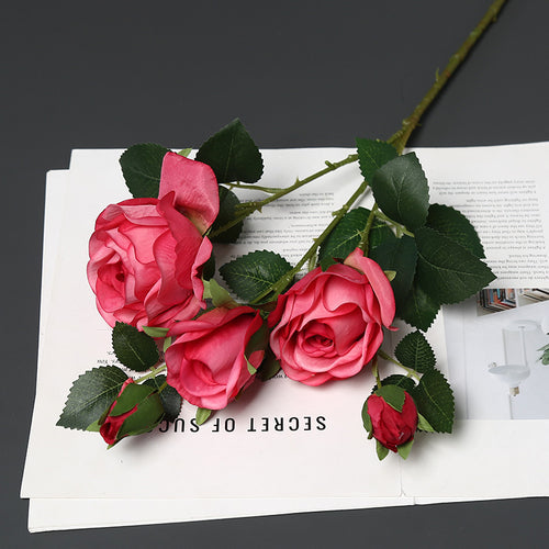 Weiches Seidenrosenarrangement