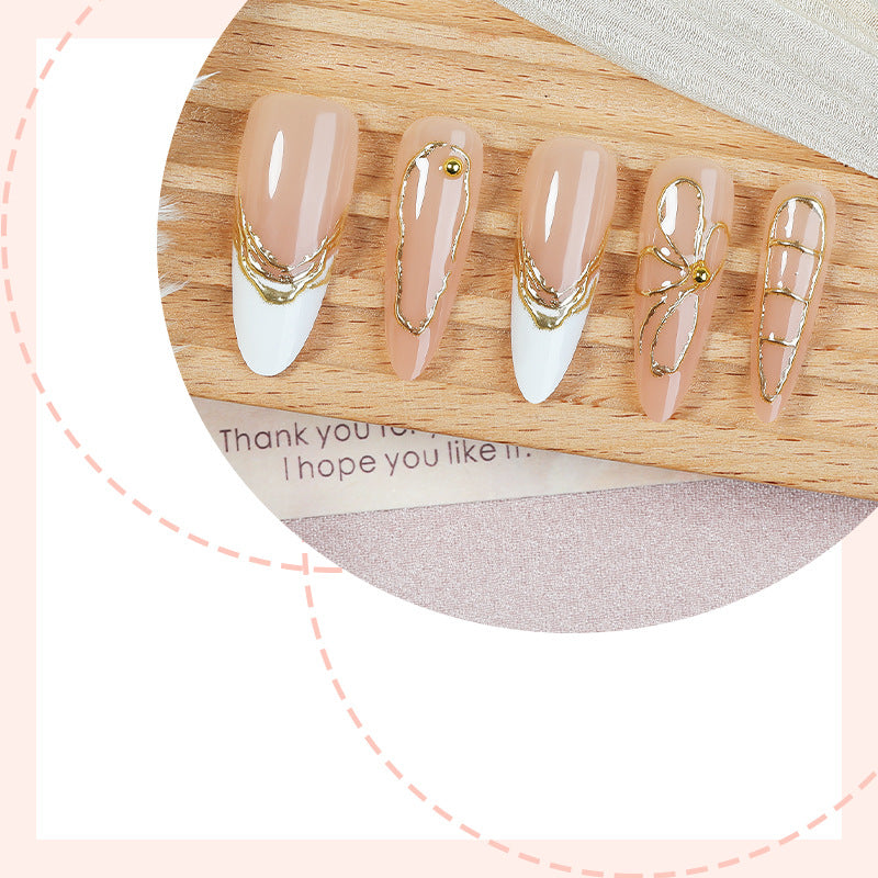 Kunstnagelset mit elegantem floralem Goldakzent Karnz