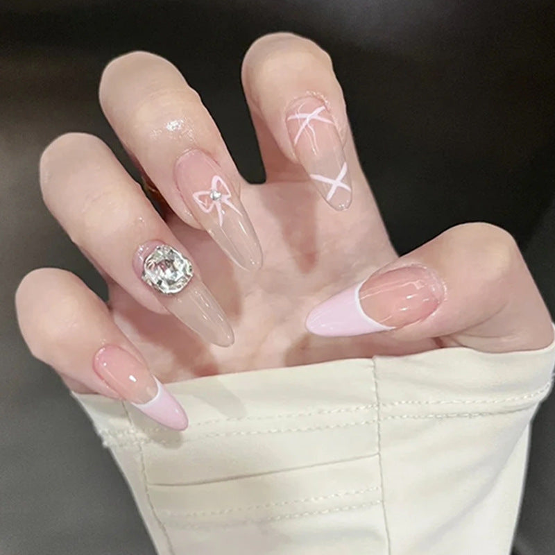 Kunstnagelset mit elegantem Design und traumhaften 3D-Applikationen Karnz