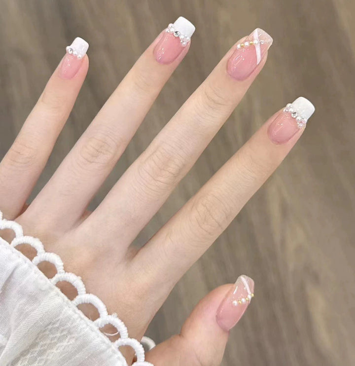 Elegantes Nageldesign mit Perlenverzierung Karnz