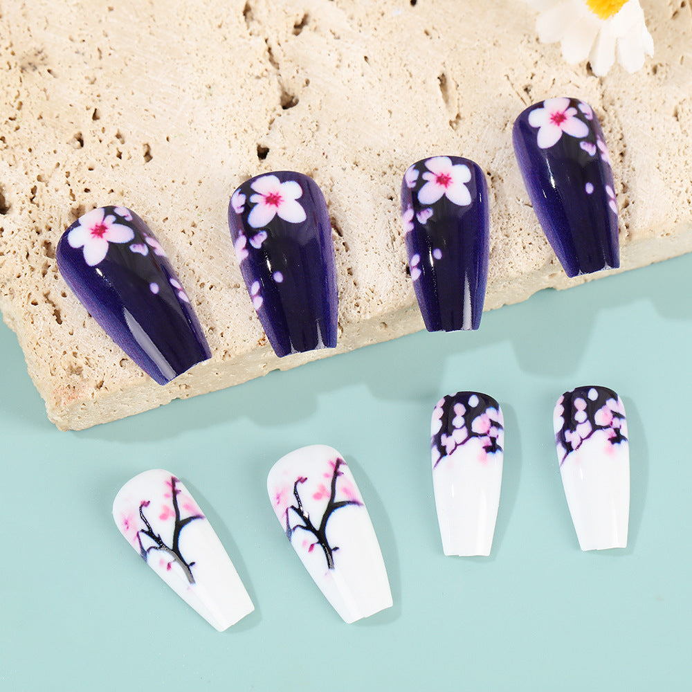 Kunstnagel Set mit floralen Akzenten Karnz