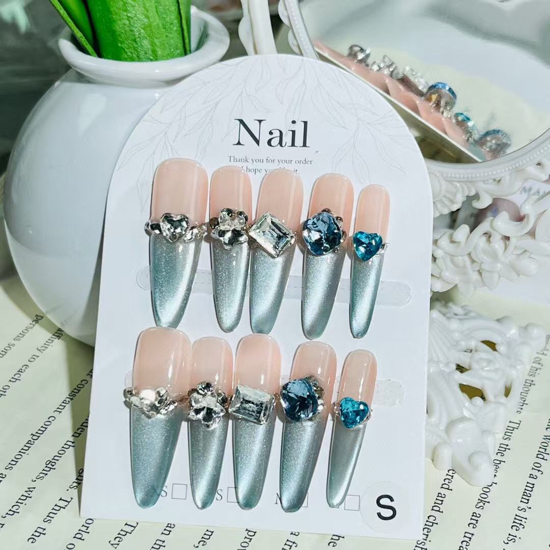 Stiletto-Nagelkunstverlängerungen mit Edelsteinakzenten