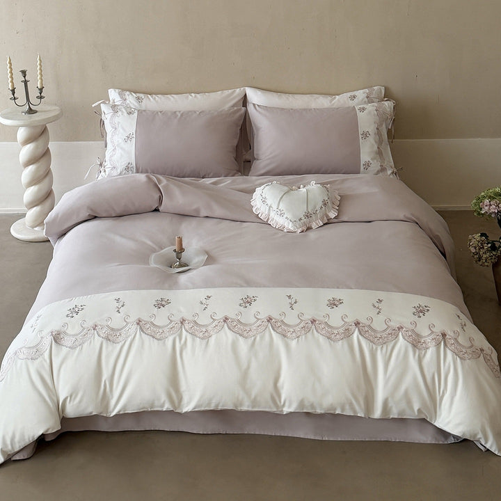 Luxuriöses besticktes Satin-Bettwäscheset mit Rüschensaum