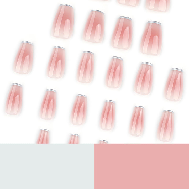 Elegante Nagelverlängerungen mit durchscheinendem French-Tip Karnz