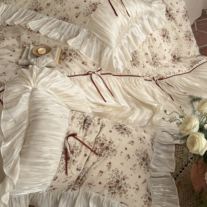 Bettwäsche-Set mit plissiertem Satin-Bettrock und Vintage‑Blumenprint