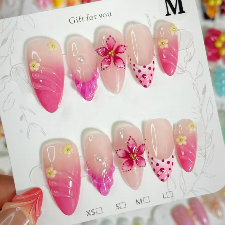 Kunstvolle Nagelspitzen mit zarten Blütenverzierungen Karnz