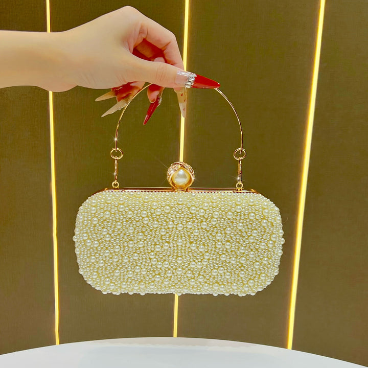 Dekorative Perlen-Clutch mit goldenen Akzenten