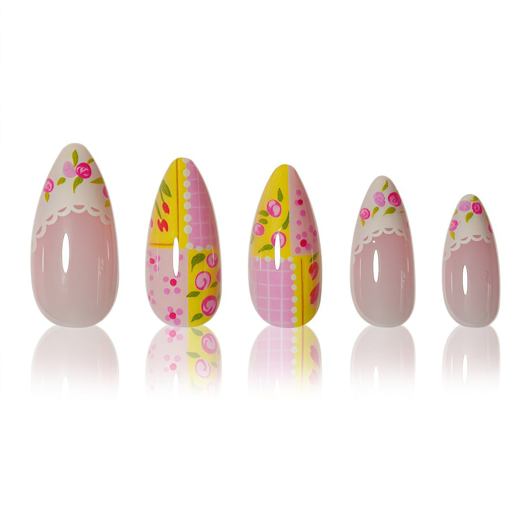 Dekorative florale Press-On-Nagelkunst Karnz