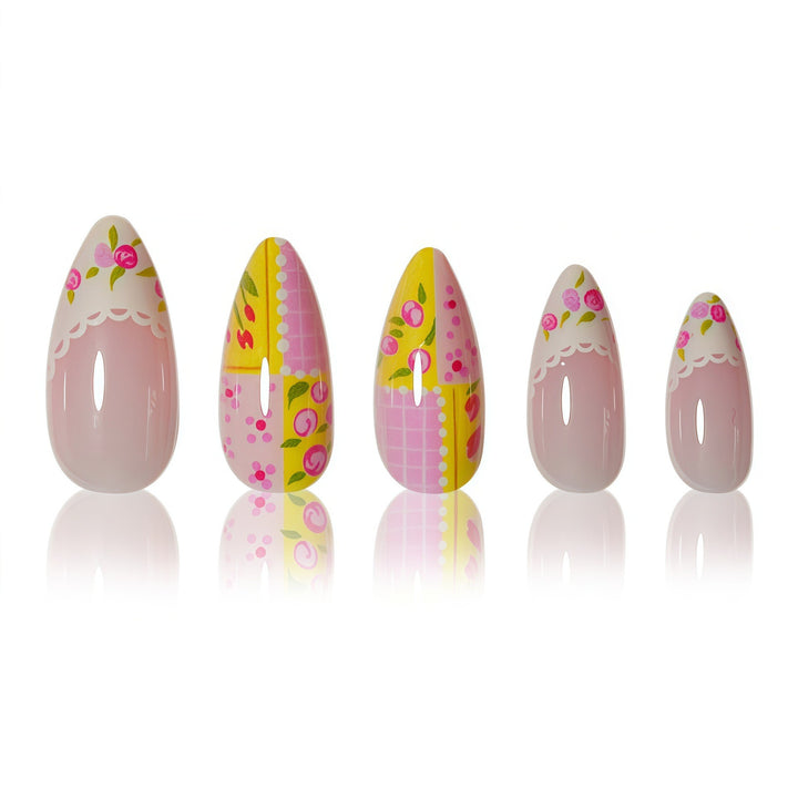Dekorative florale Press-On-Nagelkunst Karnz