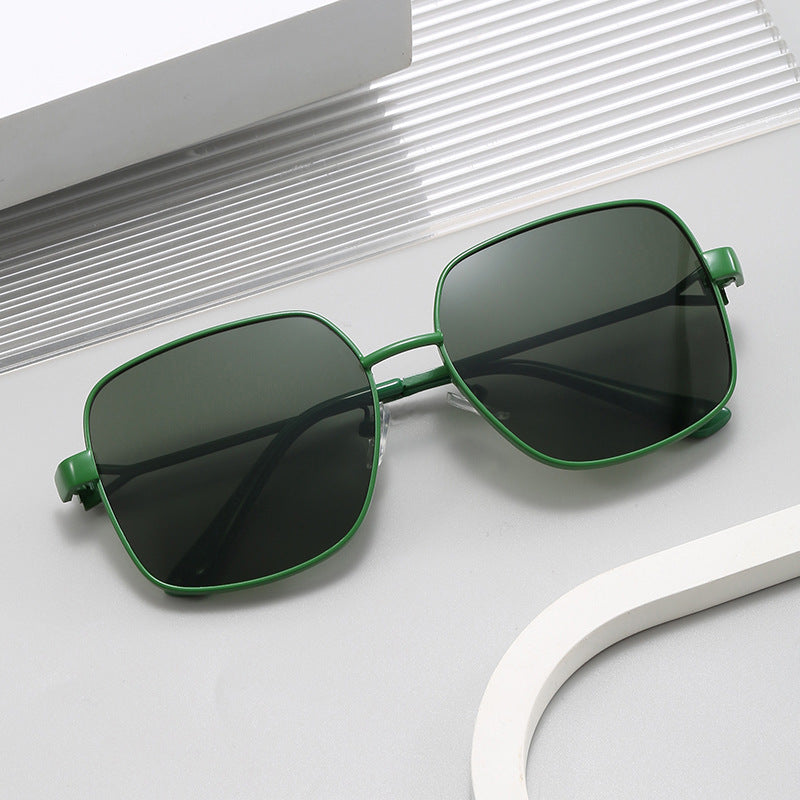 Damen quadratische Sonnenbrille mit modischem und robustem Gestell Karnz