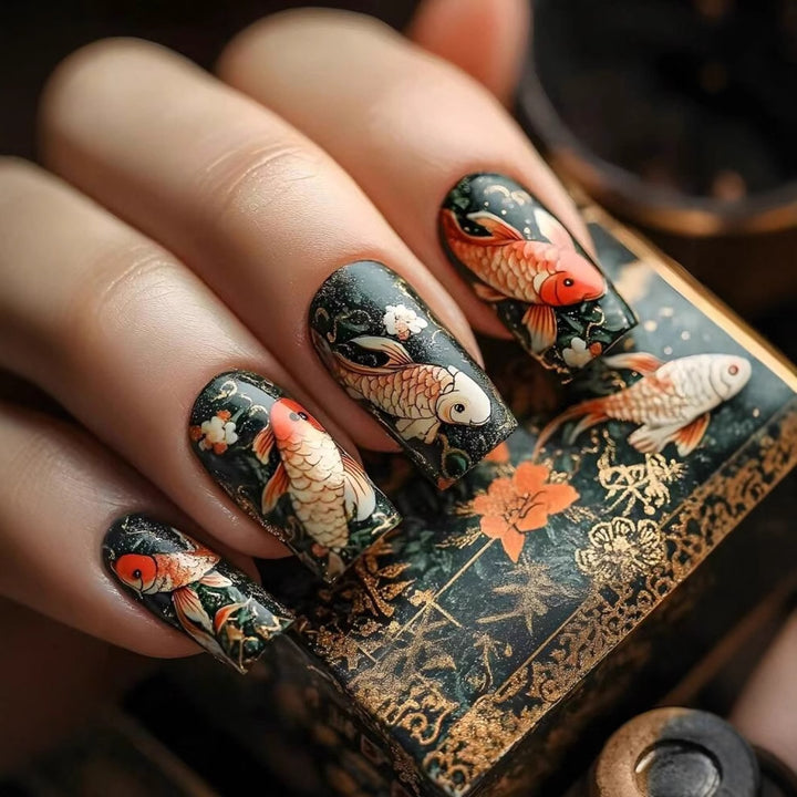 Kunstnagelset mit detaillierten Koi-Motiv Karnz