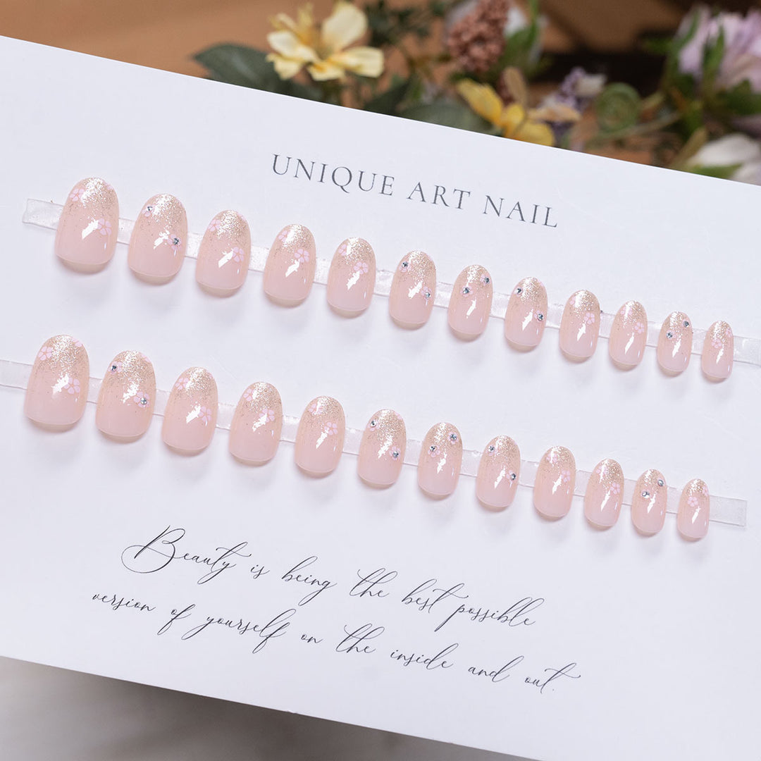 Elegante Nagelkunst mit Strasssteinen
